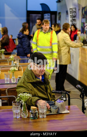 Älterer Mann im Café zu Preston Märkte. Stockfoto