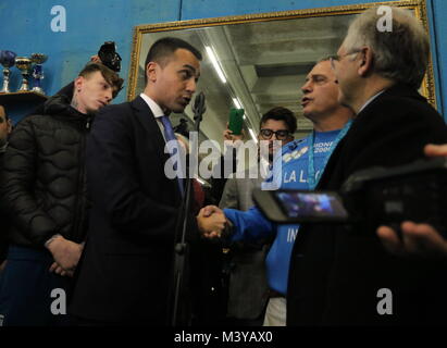 Februar 12, 2018 - der Führer der 5-Sterne Bewegung auf. Luigi Di Maio und der Judo Master Giovanni Maddaloni.. der Präsident der italienischen Abgeordnetenkammer besucht Scampia im Sportzentrum von Gianni Maddaloni, der Vater der Olympiasieger Judo in Sydney 200 im Judo.. Eine große Anzahl der Bürger ihn erwartete, sowie eine Gruppe von Demonstranten Scampias's Arbeit (Credit Bild: © Fabio Sasso über ZUMA Draht) Stockfoto