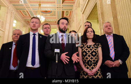 Belfast, UK. 12 Feb, 2018. SDLP Parteichef Colum Eastwood und Mitglieder seiner Partei Adresse Medien während der Montage Gespräche. Belfast: UK: 12 Feb 2018 Credit: Mark Winter/Alamy leben Nachrichten Stockfoto