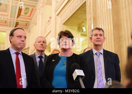 Belfast, UK. 12 Feb, 2018. DUP-Chef Arlene Foster Adressen Medien während der Montage Gespräche. Belfast: UK: 12 Feb 2018 Credit: Mark Winter/Alamy leben Nachrichten Stockfoto