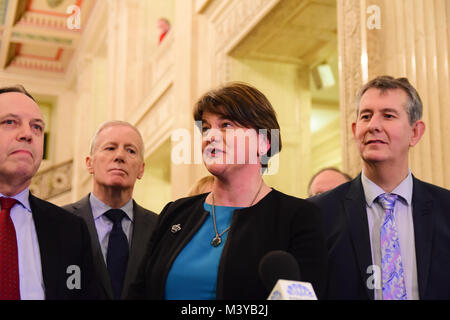 Belfast, UK. 12 Feb, 2018. DUP-Chef Arlene Foster Adressen Medien während der Montage Gespräche. Belfast: UK: 12 Feb 2018 Credit: Mark Winter/Alamy leben Nachrichten Stockfoto