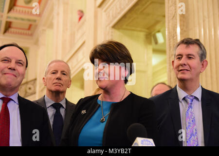 Belfast, UK. 12 Feb, 2018. DUP-Chef Arlene Foster Adressen Medien während der Montage Gespräche. Belfast: UK: 12 Feb 2018 Credit: Mark Winter/Alamy leben Nachrichten Stockfoto