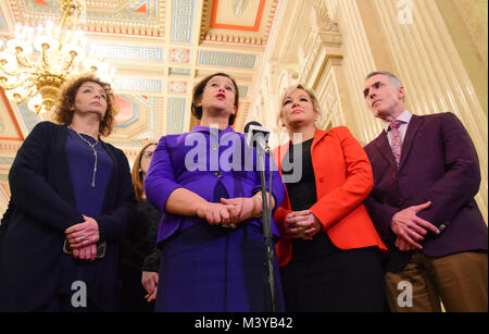 Belfast, UK. 12 Feb, 2018. Sinn Féin's New Leader Mary Lou McDonald mit Norden Irlands Marktführer Michelle O'Neill sprechen mit Medien während der Montage Gespräche. Belfast: UK: 12 Feb 2018 Credit: Mark Winter/Alamy leben Nachrichten Stockfoto