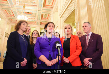 Belfast, UK. 12 Feb, 2018. Sinn Féin's New Leader Mary Lou McDonald mit Norden Irlands Marktführer Michelle O'Neill sprechen mit Medien während der Montage Gespräche. Belfast: UK: 12 Feb 2018 Credit: Mark Winter/Alamy leben Nachrichten Stockfoto