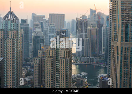 Dubai, VAE. 11 Feb, 2018. DUBAI, VAE - 11. Februar 2018. Einen Panoramablick auf Dubai Marina bei Sonnenuntergang. Credit: ASWphoto/Alamy leben Nachrichten Stockfoto