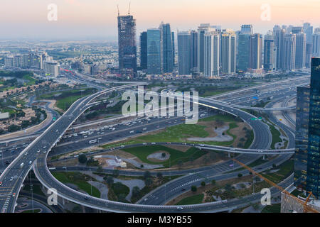 Dubai, VAE. 11 Feb, 2018. DUBAI, VAE - 11. Februar 2018. Einen Panoramablick auf Dubai Marina bei Sonnenuntergang. Credit: ASWphoto/Alamy leben Nachrichten Stockfoto