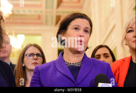 Belfast, UK. 12 Feb, 2018. Sinn Féin's New Leader Mary Lou McDonald spricht mit Medien während der Montage Gespräche. Belfast: UK: 12 Feb 2018 Credit: Mark Winter/Alamy leben Nachrichten Stockfoto