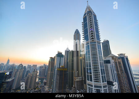 Dubai, VAE. 11 Feb, 2018. DUBAI, VAE - 11. Februar 2018. Einen Panoramablick auf Dubai Marina bei Sonnenuntergang. Credit: ASWphoto/Alamy leben Nachrichten Stockfoto