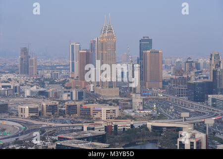 Dubai, VAE. 11 Feb, 2018. DUBAI, VAE - 11. Februar 2018. Einen Panoramablick auf Dubai in der Abenddämmerung. Credit: ASWphoto/Alamy leben Nachrichten Stockfoto