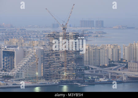 Dubai, VAE. 11 Feb, 2018. DUBAI, VAE - 11. Februar 2018. Einen Panoramablick auf Dubai in der Abenddämmerung. Credit: ASWphoto/Alamy leben Nachrichten Stockfoto