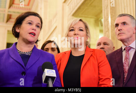 Belfast, UK. 12 Feb, 2018. Sinn Féin's New Leader Mary Lou McDonald mit Norden Irlands Marktführer Michelle O'Neill sprechen mit Medien während der Montage Gespräche. Belfast: UK: 12 Feb 2018 Credit: Mark Winter/Alamy leben Nachrichten Stockfoto