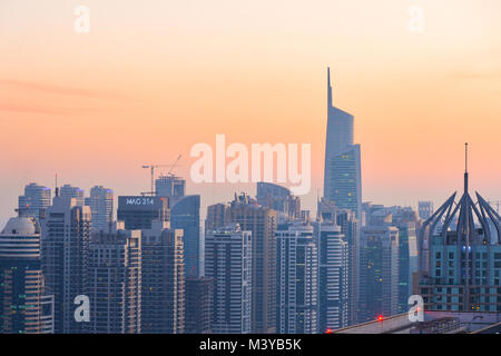 Dubai, VAE. 11 Feb, 2018. DUBAI, VAE - 11. Februar 2018. Einen Panoramablick auf Dubai Marina bei Sonnenuntergang. Credit: ASWphoto/Alamy leben Nachrichten Stockfoto