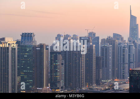 Dubai, VAE. 11 Feb, 2018. DUBAI, VAE - 11. Februar 2018. Einen Panoramablick auf Dubai in der Abenddämmerung. Credit: ASWphoto/Alamy leben Nachrichten Stockfoto