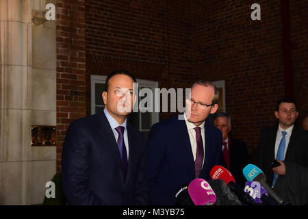 Belfast, UK. 12 Feb, 2018. Irelands Taoiseach Leo Varadkar und Tánaiste Simon Coveney Adresse Medien in Stormont House in Belfast während intensiver Gespräche mit Nordirland Parteien. Credit: Mark Winter/Alamy leben Nachrichten Stockfoto