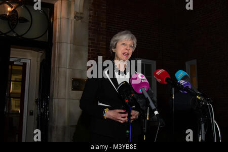 Belfast, UK. 12 Feb, 2018. Premierminister Theresa May gibt eine Pressekonferenz in Stormont Haus in Belfast als Gespräche zwischen den Parteien in Restaurierung der dezentralisierten Regierung fortsetzen. Credit: Mark Winter/Alamy leben Nachrichten Stockfoto