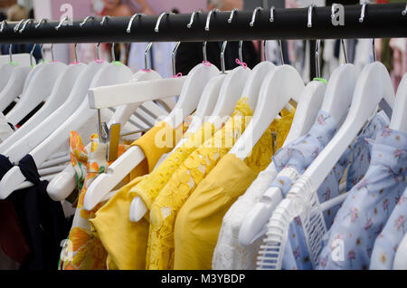 Kleiderstange bei reinen London H/W 2018/19, Olympia, London, UK. Reine London ist der größte britische Handel Mode Ausstellung. Credit: Antony Nessel/Alamy leben Nachrichten Stockfoto