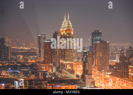 Dubai, VAE. 11 Feb, 2018. DUBAI, VAE - 11. Februar 2018. Einen Panoramablick auf Dubai bei Nacht. Credit: ASWphoto/Alamy leben Nachrichten Stockfoto