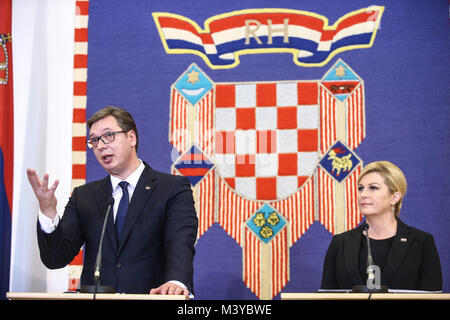 Zagreb, Kroatien. 12 Feb, 2018. Besuchen serbischen Präsidenten Aleksandar Vucic (L) Adressen eine Pressekonferenz mit dem kroatischen Präsidenten Kolinda Grabar-Kitarovic, Zagreb, Kroatien Feb.12, 2018. Die Präsidenten von Kroatien und Serbien verpflichtet Montag auf Spannungen zwischen den beiden benachbarten Länder von einem blutigen Pause ausgestellt des ehemaligen Jugoslawien in den 1990er Jahren, unter Protesten von kroatischer Kriegsveteranen zu arbeiten. Quelle: Igor Soban/Xinhua/Alamy leben Nachrichten Stockfoto