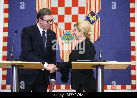 Zagreb, Kroatien. 12 Feb, 2018. Der kroatische Präsident Kolinda Grabar-Kitarovic (R) schüttelt Hände mit Besuch der serbische Präsident Aleksandar Vucic während einer Pressekonferenz in Zagreb, Kroatien, Jan. 12, 2018. Die Präsidenten von Kroatien und Serbien verpflichtet Montag auf Spannungen zwischen den beiden benachbarten Länder von einem blutigen Pause ausgestellt des ehemaligen Jugoslawien in den 1990er Jahren, unter Protesten von kroatischer Kriegsveteranen zu arbeiten. Quelle: Igor Soban/Xinhua/Alamy leben Nachrichten Stockfoto