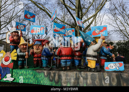 Mainz, Deutschland. 12. Februar 2018. Der Vorsitzende der rechtsextremen Partei AfD Alexander Gauland abgebildet ist auf einem Schwimmer, stand vor einer Gruppe von Zwergen AfD (Mitglieder), bis Sie ein Schild mit der Aufschrift "Sie total Zwerg?' möchten. Der Schwimmer ist ein Wort, das Spiel auf dem berüchtigten Joseph Goebbels' Rede mit dem Zitat: "Möchten Sie totalen Krieg?". Rund eine halbe Million Menschen säumten die Straßen von Mainz für die traditionelle Rose Montag Karnevalsumzug. Die 9 km lange Parade mit über 8.000 Teilnehmern ist eine der drei großen Rose Montag Karnevalsumzüge in Deutschland. Quelle: Michael Debets/Alamy leben Nachrichten Stockfoto