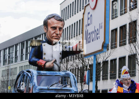 Mainz, Deutschland. 12. Februar 2018. Der französische Präsident Emmanuel Längestrich wird dargestellt als Commander auf einem Schwimmer, stehend in einer zerbrochen Citroën 2CV mit EU-Flaggen. Versuch der Schwimmer Karikaturen von macron der EU aufzubauen. Rund eine halbe Million Menschen säumten die Straßen von Mainz für die traditionelle Rose Montag Karnevalsumzug. Die 9 km lange Parade mit über 8.000 Teilnehmern ist eine der drei großen Rose Montag Karnevalsumzüge in Deutschland. Quelle: Michael Debets/Alamy leben Nachrichten Stockfoto