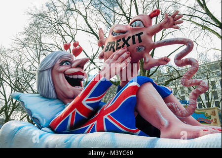 Düsseldorf, Deutschland, 12. Februar 2018. Der Karneval Veranstaltungen verfügt über mehr als 300 Karneval zeigt, Bälle, Jubiläen, Empfänge und Kostüm Parteien. Das Motto dieser Saison ist "Jeck erst recht" (Karneval mehr denn je). Die Rose Montag Parade ist der Höhepunkt der Feier und sammelt 5.000 Teilnehmer, dass die Prozession durch die Stadt. Es verfügt über mehr als 30 Ensembles und aufwändig gebaut und geschmückten Wagen mit kulturellen und politischen Probleme, die mit einem satirischen, lustigen und kontroverse Stimmung, wie die berühmte politisch themed schwimmt von Jacques Tilly. Stockfoto