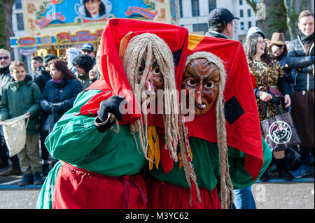 Düsseldorf, Deutschland, 12. Februar 2018. Der Karneval Veranstaltungen verfügt über mehr als 300 Karneval zeigt, Bälle, Jubiläen, Empfänge und Kostüm Parteien. Das Motto dieser Saison ist "Jeck erst recht" (Karneval mehr denn je). Die Rose Montag Parade ist der Höhepunkt der Feier und sammelt 5.000 Teilnehmer, dass die Prozession durch die Stadt. Es verfügt über mehr als 30 Ensembles und aufwändig gebaut und geschmückten Wagen mit kulturellen und politischen Probleme, die mit einem satirischen, lustigen und kontroverse Stimmung, wie die berühmte politisch themed schwimmt von Jacques Tilly. Stockfoto