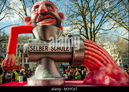 Düsseldorf, Deutschland, 12. Februar 2018. Der Karneval Veranstaltungen verfügt über mehr als 300 Karneval zeigt, Bälle, Jubiläen, Empfänge und Kostüm Parteien. Das Motto dieser Saison ist "Jeck erst recht" (Karneval mehr denn je). Die Rose Montag Parade ist der Höhepunkt der Feier und sammelt 5.000 Teilnehmer, dass die Prozession durch die Stadt. Es verfügt über mehr als 30 Ensembles und aufwändig gebaut und geschmückten Wagen mit kulturellen und politischen Probleme, die mit einem satirischen, lustigen und kontroverse Stimmung, wie die berühmte politisch themed schwimmt von Jacques Tilly. Stockfoto