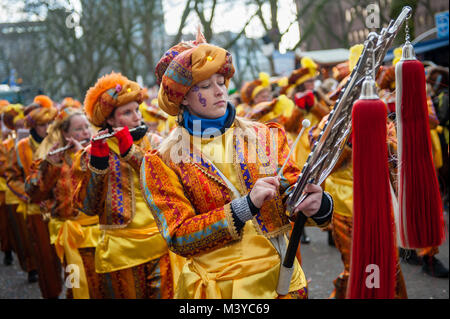 Düsseldorf, Deutschland, 12. Februar 2018. Der Karneval Veranstaltungen verfügt über mehr als 300 Karneval zeigt, Bälle, Jubiläen, Empfänge und Kostüm Parteien. Das Motto dieser Saison ist "Jeck erst recht" (Karneval mehr denn je). Die Rose Montag Parade ist der Höhepunkt der Feier und sammelt 5.000 Teilnehmer, dass die Prozession durch die Stadt. Es verfügt über mehr als 30 Ensembles und aufwändig gebaut und geschmückten Wagen mit kulturellen und politischen Probleme, die mit einem satirischen, lustigen und kontroverse Stimmung, wie die berühmte politisch themed schwimmt von Jacques Tilly. Stockfoto