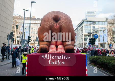 Düsseldorf, Deutschland, 12. Februar 2018. Der Karneval Veranstaltungen verfügt über mehr als 300 Karneval zeigt, Bälle, Jubiläen, Empfänge und Kostüm Parteien. Das Motto dieser Saison ist "Jeck erst recht" (Karneval mehr denn je). Die Rose Montag Parade ist der Höhepunkt der Feier und sammelt 5.000 Teilnehmer, dass die Prozession durch die Stadt. Es verfügt über mehr als 30 Ensembles und aufwändig gebaut und geschmückten Wagen mit kulturellen und politischen Probleme, die mit einem satirischen, lustigen und kontroverse Stimmung, wie die berühmte politisch themed schwimmt von Jacques Tilly. Stockfoto