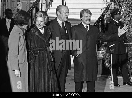 Washington, District of Columbia, USA. 22. Nov 1976. Präsidenten der Vereinigten Staaten Gerald R. Ford, rechts Mitte, und der First Lady Betty Ford, links Mitte, willkommen Der designierte US-Präsident Jimmy Carter, rechts, und Rosalynn Carter, rechts, zum Weißen Haus in Washington, DC am 22. November 1976. Dies ist das erste Treffen zwischen den beiden Männern seit den Präsidentschaftswahlen Debatten während der Kampagne. Credit: Benjamin E.'' gen'' Forte/CNP Credit: Benjamin E.'' gen'' Forte/CNP/ZUMA Draht/Alamy leben Nachrichten Stockfoto