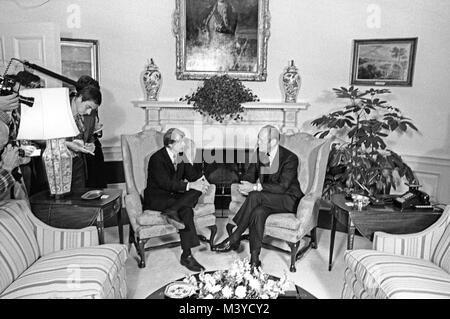 Washington, District of Columbia, USA. 22. Nov 1976. Präsidenten der Vereinigten Staaten Gerald R. Ford, rechts, erfüllt die US-Präsidenten Jimmy Carter, Links, im Oval Office des Weißen Hauses in Washington, DC, der Übergang am 22. November 1976 zu diskutieren. Dies ist das erste Treffen zwischen den beiden Männern seit den Präsidentschaftswahlen Debatten während der Kampagne. Credit: Benjamin E.'' gen'' Forte/CNP Credit: Benjamin E.'' gen'' Forte/CNP/ZUMA Draht/Alamy leben Nachrichten Stockfoto