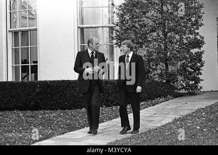 Washington, District of Columbia, USA. 22. Nov 1976. Präsidenten der Vereinigten Staaten Gerald R. Ford, Links, und der designierte US-Präsident Jimmy Carter, rechts, gehen gemeinsam der Reporter zu Treffen ausserhalb des Oval Office des Weißen Hauses in Washington, DC, die nach ihrer Diskussionen über den Übergang am 22. November 1976. Dies ist das erste Treffen zwischen den beiden Männern seit den Präsidentschaftswahlen Debatten während der Kampagne. Credit: Benjamin E.'' gen'' Forte/CNP Credit: Benjamin E.'' gen'' Forte/CNP/ZUMA Draht/Alamy leben Nachrichten Stockfoto