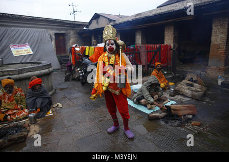 Kathmandu, Nepal. 13 Feb, 2018. Eine Person gekleidet, wie Lord Hanuman während Maha Shivaratri Festival in Pashupatinath Tempel in Kathmandu, Nepal am Dienstag, 13. Februar 2018 sieht. Tausende von Sadhus aus Indien und Nepal kommen das Festival der Maha Shivaratri durch das Rauchen von Marihuana zu feiern, Verschmieren ihre Körper mit Asche und Gebete an die hinduistische Gottheit Lord Shiva gewidmet. Credit: Skanda Gautam/ZUMA Draht/Alamy leben Nachrichten Stockfoto