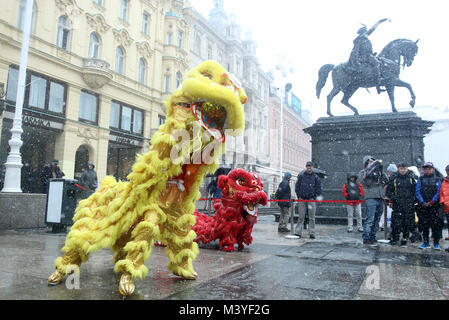 Zagreb, Kroatien. 12 Feb, 2018. Darsteller führen Sie Lion Dance an Ban Josip Jelacic Platz während einer Feier zum Chinesischen Neuen Jahr in Zagreb, Kroatien, Jan. 12, 2018. Credit: Sanjin Strukic/Xinhua/Alamy leben Nachrichten Stockfoto