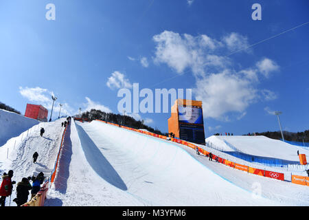 Pyeongchang, Südkorea. 13 Feb, 2018. Allgemeine Ansicht Snowboarden: Herren Halfpipe Qualifikation bei Phoenix Snow Park während der PyeongChang 2018 Olympic Winter Games in Pyeongchang, Südkorea. Credit: MATSUO. K/LBA/Alamy leben Nachrichten Stockfoto