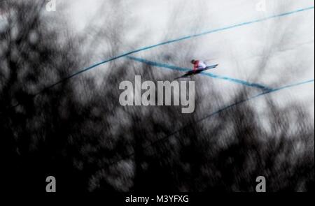 Pyeongchang, Südkorea. 13 Feb, 2018. Ein Skifahrer konkurriert beim Alpinen die Männer des alpinen Skilaufs an Jeongseon Alpine Center in PyeongChang, Südkorea, 13.02.2018, kombiniert. Credit: Bai Xuefei/Xinhua/Alamy leben Nachrichten Stockfoto