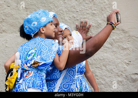 Salvador Bahia, Brasilien. 12 Feb, 2018. Eine weibliche Nachtschwärmer ein selfie mit ihren Kindern. Die Menschen feiern mit den Nachtschwärmern der Karneval auf den Straßen der von der UNESCO anerkannten Pelouinho Bezirk und seinen bunten kolonialen Architektur.. Credit: Ruben Ramos/Alamy Leben Nachrichten. Stockfoto