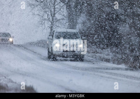 Barnard Castle, Teesdale, County Durham. UK. Dienstag, 13. Februar 2018. UK Wetter. Starker Schneefall ist die Straßen um Barnard Castle und anderswo in der Grafschaft Durham. Quelle: David Forster/Alamy leben Nachrichten Stockfoto