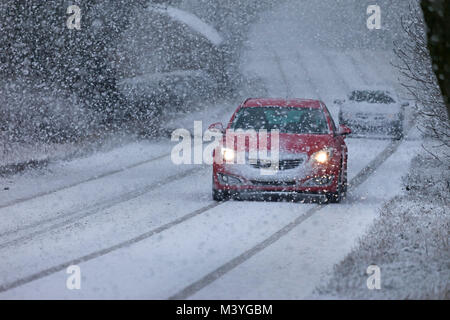 Barnard Castle, Teesdale, County Durham. UK. Dienstag, 13. Februar 2018. UK Wetter. Starker Schneefall ist die Straßen um Barnard Castle und anderswo in der Grafschaft Durham. Quelle: David Forster/Alamy leben Nachrichten Stockfoto