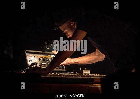 Kopenhagen, Dänemark. 12 Feb, 2018. Dänemark, Kopenhagen - Februar 12., 2018. Der deutsche Musiker, Pianist und Komponist Nils Frahm führt ein Live Konzert bei VEGA in Kopenhagen. Credit: Gonzales Foto/Alamy leben Nachrichten Stockfoto