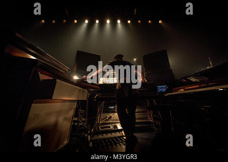 Kopenhagen, Dänemark. 12 Feb, 2018. Dänemark, Kopenhagen - Februar 12., 2018. Der deutsche Musiker, Pianist und Komponist Nils Frahm führt ein Live Konzert bei VEGA in Kopenhagen. Credit: Gonzales Foto/Alamy leben Nachrichten Stockfoto