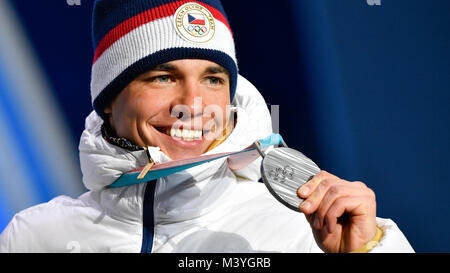 Pyeongchang, Korea, Republik. 13 Feb, 2018. Der tschechische Männer 10 kilometer Biathlon sprint Silbermedaillengewinner Michal Krcmar feiert während der siegerehrung bei den Olympischen Winterspielen 2018 in Pyeongchang, Südkorea, 13. Februar 2018. Quelle: Michal Kamaryt/CTK Photo/Alamy leben Nachrichten Stockfoto