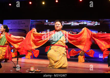 Guwahati, Assam, Indien. 13 Feb, 2018. Das kulturelle Programm in 28 nationalen Übereinkommen über Frauen Führung, durch das Forum der Frauen im öffentlichen Sektor organisiert (WIPS). Quelle: David Talukdar/Alamy leben Nachrichten Stockfoto