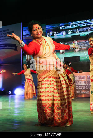 Guwahati, Assam, Indien. 13 Feb, 2018. Das kulturelle Programm in 28 nationalen Übereinkommen über Frauen Führung, durch das Forum der Frauen im öffentlichen Sektor organisiert (WIPS). Quelle: David Talukdar/Alamy leben Nachrichten Stockfoto