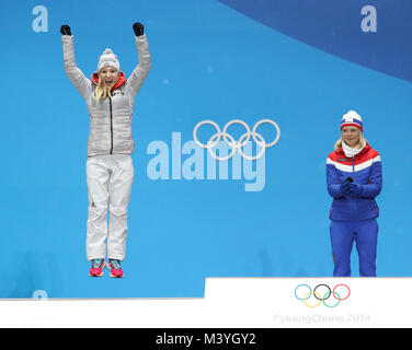 Pyeongchang, Südkorea. 13 Feb, 2018. Meister Maren Lundby (R) aus Norwegen und Zweitplatzierten Katharina Althaus aus Deutschland feiern während der Siegerehrung des normalen Hill individuell Damen bei Ski am 2018 PyeongChang Winter-olympischen Spiele Springen auf der Medal Plaza in PyeongChang, Südkorea, am 13.02.2018. Credit: Bai Xuefei/Xinhua/Alamy leben Nachrichten Stockfoto