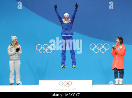 Pyeongchang, Südkorea. 13 Feb, 2018. Meister Maren Lundby (C) aus Norwegen, auf den Zweit- plazierten Katharina Althaus (L) aus Deutschland und dem Drittplatzierten Sara Takanashi aus Japan Feiern während der Siegerehrung des normalen Hill individuell Damen bei Ski am 2018 PyeongChang Winter-olympischen Spiele Springen auf der Medal Plaza in PyeongChang, Südkorea, am 13.02.2018. Credit: Bai Xuefei/Xinhua/Alamy leben Nachrichten Stockfoto