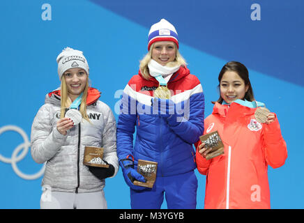 Pyeongchang, Südkorea. 13 Feb, 2018. Meister Maren Lundby (C) aus Norwegen, auf den Zweit- plazierten Katharina Althaus (L) aus Deutschland und dem Drittplatzierten Sara Takanashi aus Japan posieren für Fotos, die während der siegerehrung des normalen Hill individuell Damen bei Ski am 2018 PyeongChang Winter-olympischen Spiele Springen auf der Medal Plaza in PyeongChang, Südkorea, am 13.02.2018. Credit: Bai Xuefei/Xinhua/Alamy leben Nachrichten Stockfoto