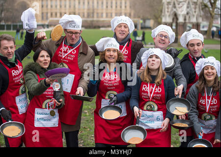 Victoria Tower Gardens, London, UK. 13. Februar, 2018. Media Team feiern ihren Gewinn über den Parlamentarischen Team an der 21. jährlichen Rehab parlamentarischen Pfannkuchen Rennen am Faschingsdienstag. Credit: Malcolm Park/Alamy Leben Nachrichten. Stockfoto