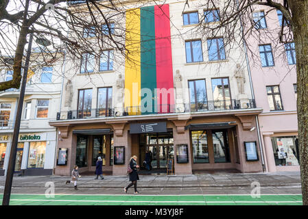 KAUNAS, Litauen - 13. FEBRUAR 2018: Riesige litauischer Flagge auf Kaunas State Drama Theater. Litauen feiert 100 Jahre Unabhängigkeit Jubiläum Credit: Andrius Aleksandravicius/Alamy leben Nachrichten Stockfoto